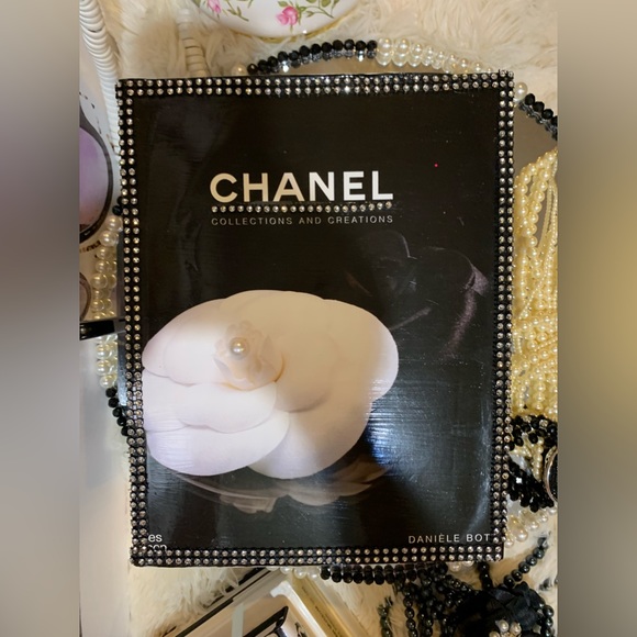 STUNNING 😍 NEW Chanel cosmetics sack with samples and Storage book( handmade) - Picture 2 of 16